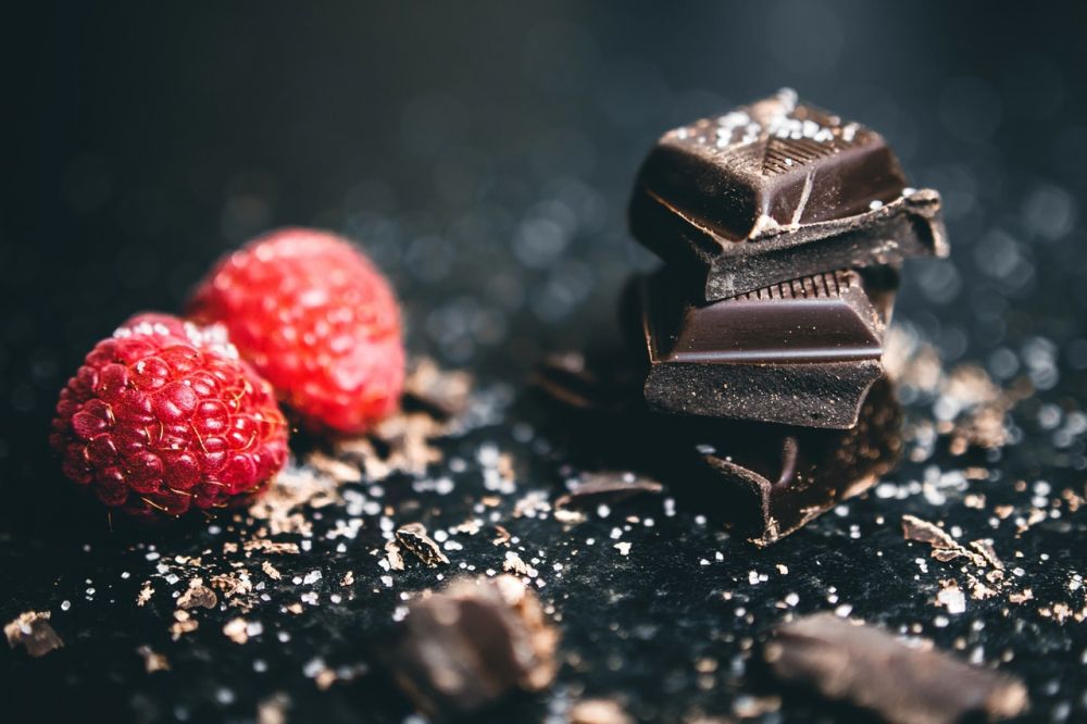 Согласно европейским стандартам, чтобы иметь возможность называть продукт шоколадом, он должен содержать не менее 35% сухих веществ какао в общей массе и 14% обезжиренной какао-массы