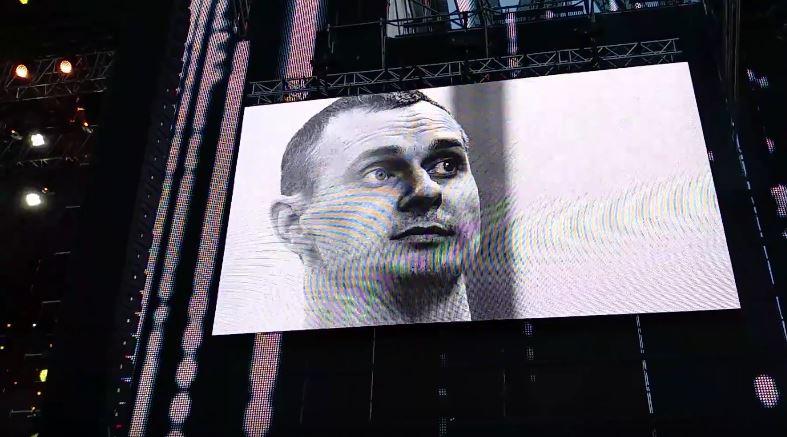 Фотография Сенцова демонстрировалась на экранах во время исполнения песни «Когда ты наедине»