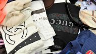 Таможенники в Лодзи при поддержке сотрудников Опольского бюро ликвидировали склад контрафактной одежды и парфюмерии известных брендов, действовавший на базаре в Тушине