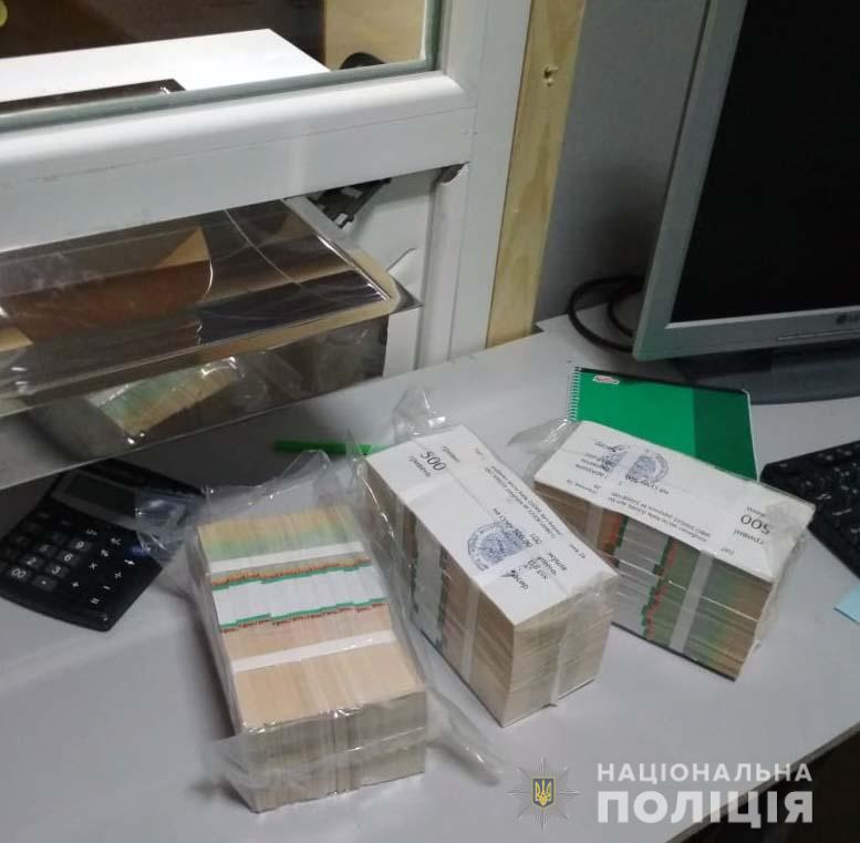 После проведения необходимых с  идчих действий правоохранители вернут киевлянке изъятые у злоумышленников доллары , - рассказали полицейские